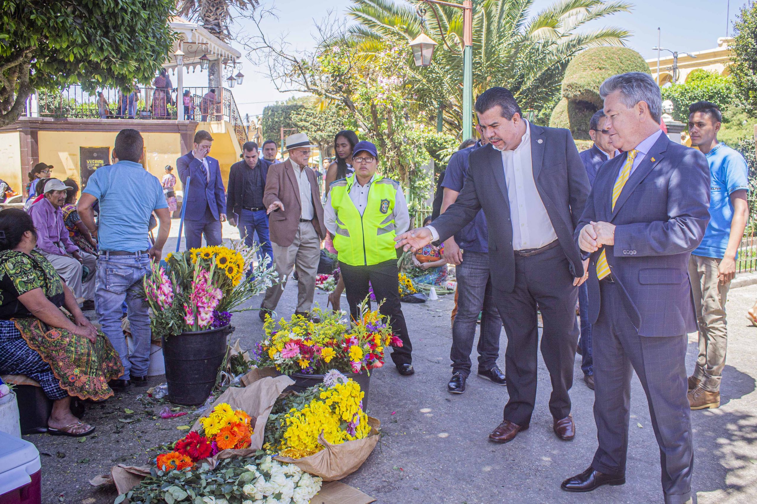 La Reuni N Entre Alcalde Pellecer Y El Embajador De Ecuador Sanjuansac Com