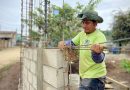 Comuna brinda mano de obra para construcción de muro perimetral en escuela de aldea Cruz Blanca