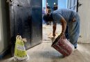 Comuna sanjuanera brinda mano de obra para remozamiento de aulas en escuela de aldea Cruz Blanca