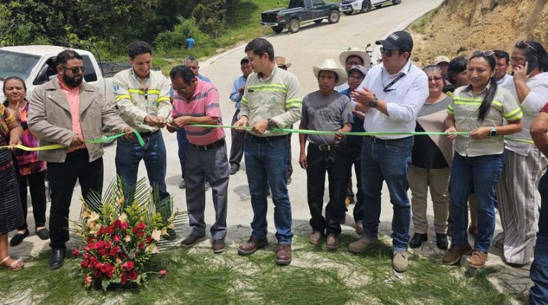 Vecinos, autoridades y Cementos Progreso mejoran acceso al cementerio de la aldea Montúfar