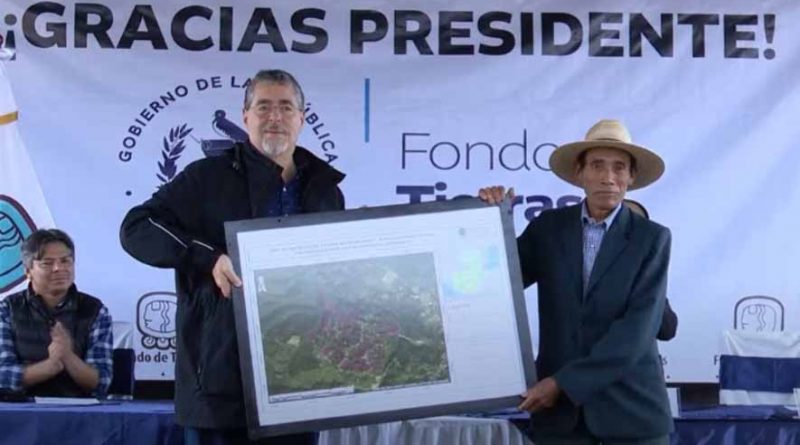 Presidente Arévalo entrega escritura comunal a 230 familias de San Juan Sacatepéquez